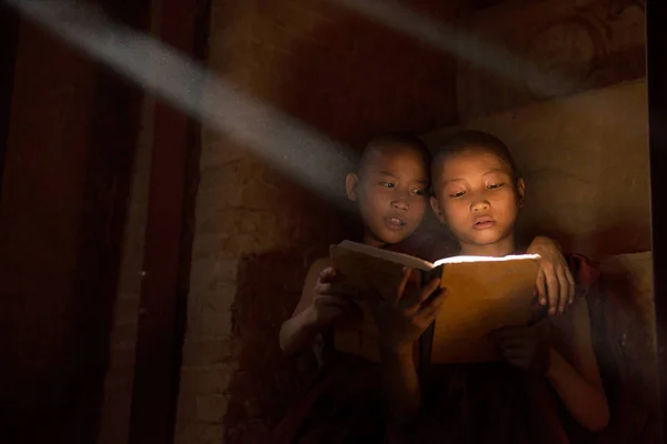 Ченці Читають Монастирі Сонячних Променях — стокове фото