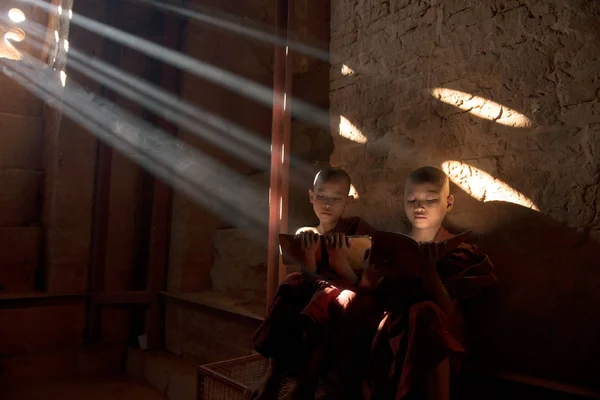 Monniken Lezen Klooster Zonlicht Stralen — Stockfoto