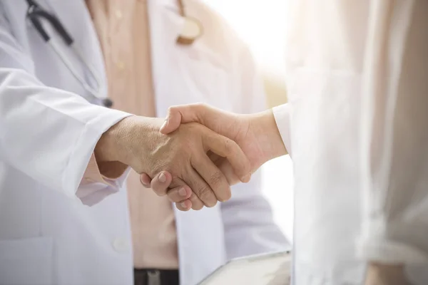 Asiático Médico Equipe Handshaking — Fotografia de Stock