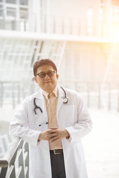 Modern Klinik Önünde Asya Kıdemli Doktor — Stok fotoğraf