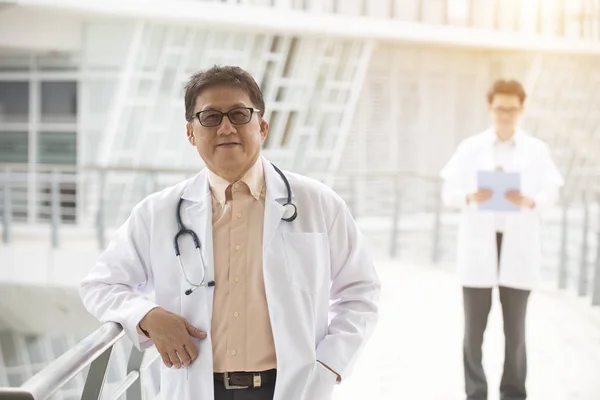 Asiático Médico Sênior Frente Clínica Moderna — Fotografia de Stock