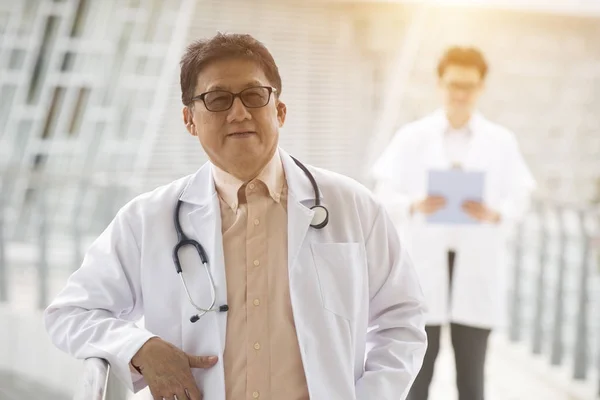 Asiático Médico Sênior Frente Clínica Moderna — Fotografia de Stock