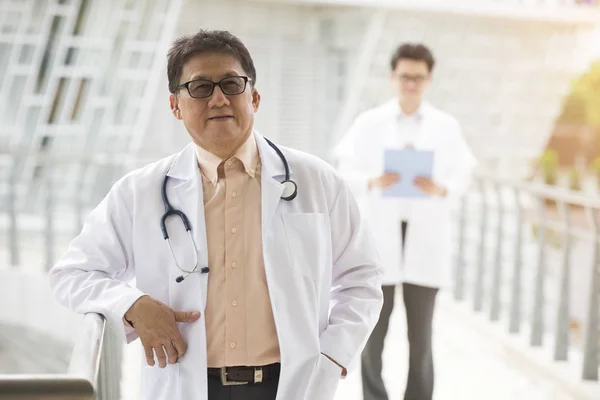 Asian Senior Doctor Front Modern Clinic — Stock Photo, Image