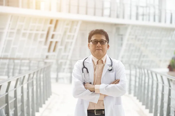 Asiatiska Senior Doktor Framför Modern Klinik — Stockfoto