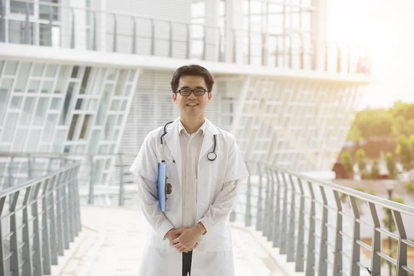 亚洲男性医生在室外的现代诊所 — 图库照片
