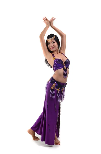 亚洲肚皮舞者 Oerforming 穿着紫色服装 — 图库照片