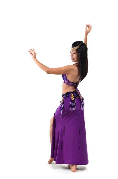 Oerforming Asijské Břišní Tanečnice Fialové Kostýmu — Stock fotografie