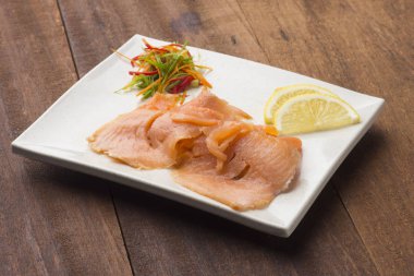 Beyaz tabakta somon füme 