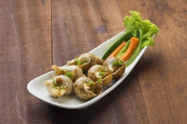 Beyaz tabakta sebzeli enginar 