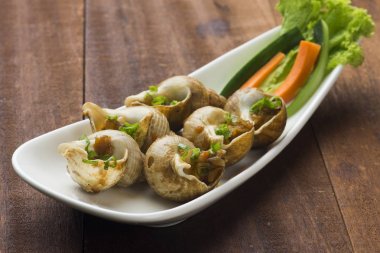 Beyaz tabakta sebzeli enginar 