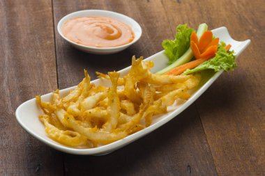 derin kızarmış gevrek balık