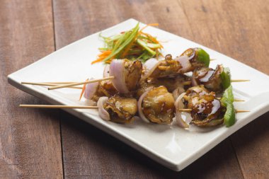 Beyaz tabakta Eçi tarak 