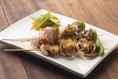 Beyaz tabakta Eçi tarak 