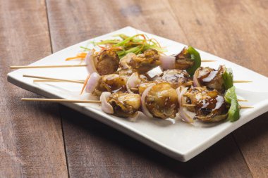 Beyaz tabakta Eçi tarak 