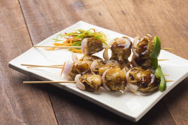 Beyaz tabakta Eçi tarak 