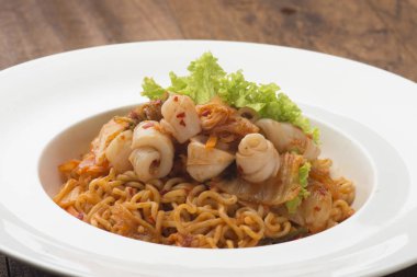 arka plan ile Kimchi ramen