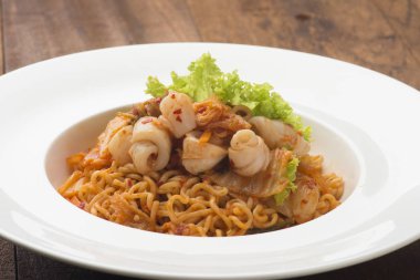 arka plan ile Kimchi ramen