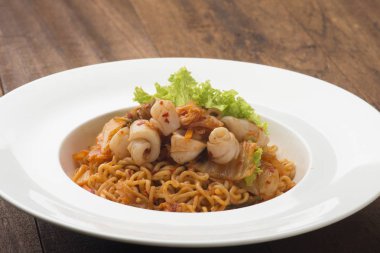 arka plan ile Kimchi ramen