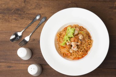 arka plan ile Kimchi ramen