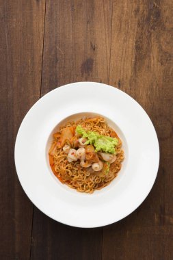 arka plan ile Kimchi ramen