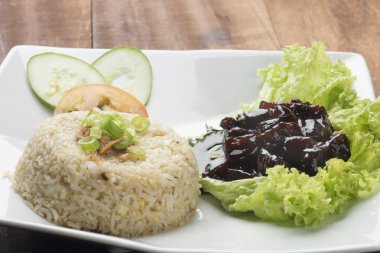 Beyaz plaka üzerinde domuz yağı ile pirinç 