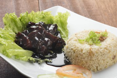 Beyaz plaka üzerinde domuz yağı ile pirinç 