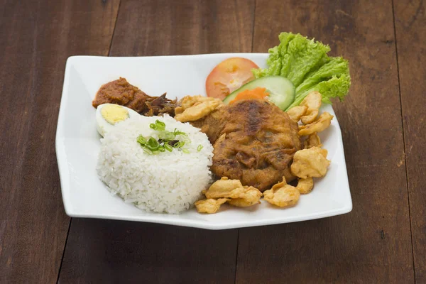 Steak Ayam Dengan Nasi Atas Kayu Latar Belakang Piring Putih — Stok Foto