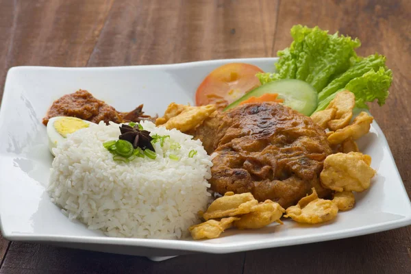 Bife Frango Com Arroz Sobre Fundo Madeira Placa Branca — Fotografia de Stock