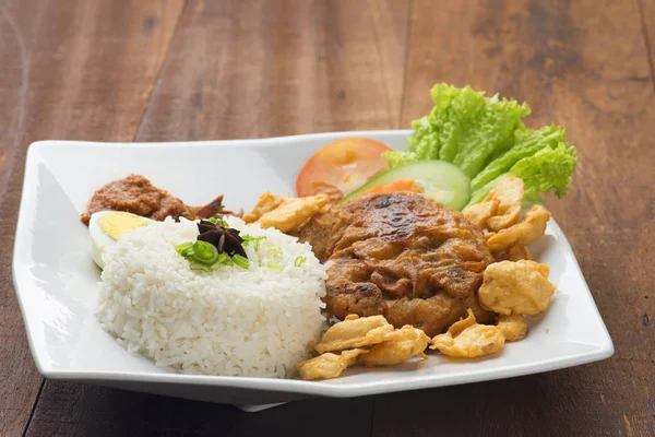 Bife Frango Com Arroz Sobre Fundo Madeira Placa Branca — Fotografia de Stock