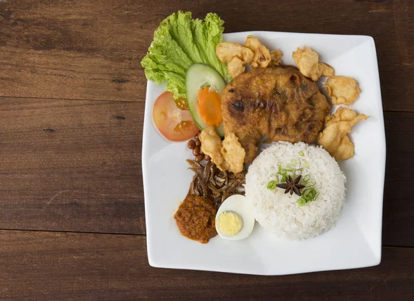 Steak Ayam Dengan Nasi Atas Kayu Latar Belakang Piring Putih — Stok Foto