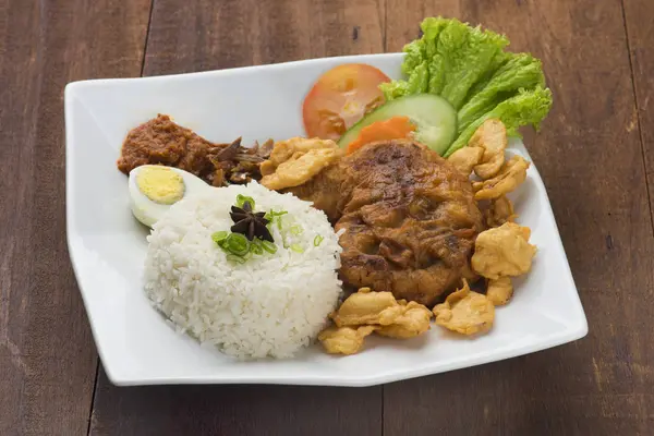 Bife Frango Com Arroz Sobre Fundo Madeira Placa Branca — Fotografia de Stock