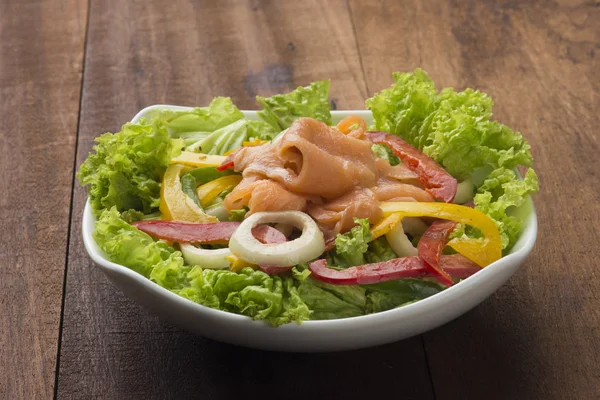 Salade Saumon Fumé Dans Une Assiette Blanche Sur Une Table — Photo