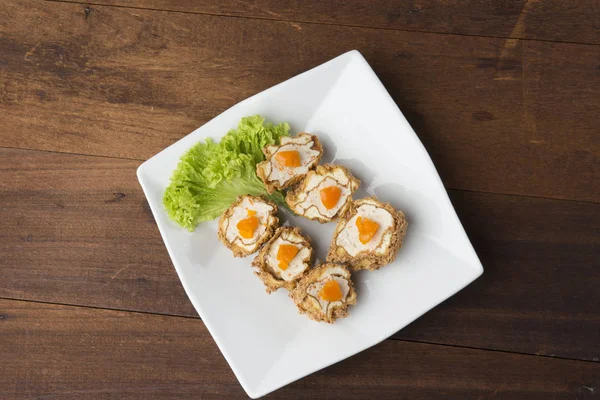 Dim Sum Frito Sobre Plato Blanco Sobre Mesa Madera — Foto de Stock