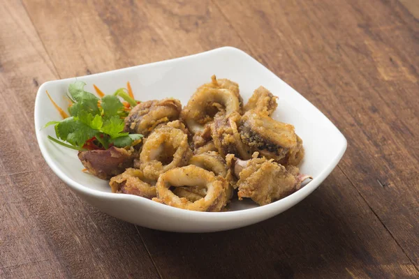 Gebratener Tintenfisch Weißem Teller Auf Holztisch — Stockfoto