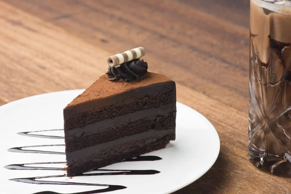 Σκοτεινό Κέικ Σοκολάτας Στο Άσπρο Πιάτο — Φωτογραφία Αρχείου