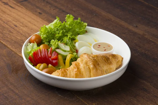 Čerstvý Croissant Zeleninou Snídaně — Stock fotografie