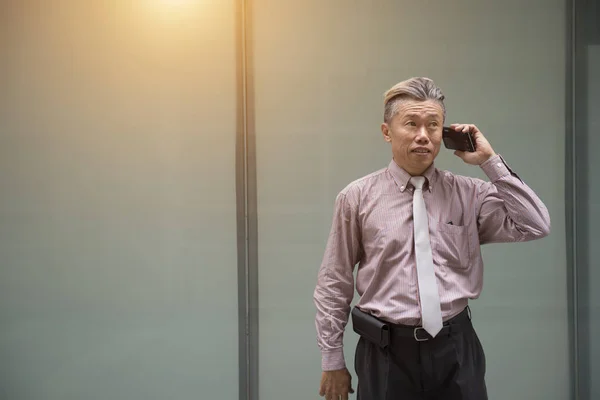 Asiático Homem Negócios Com Telefone — Fotografia de Stock