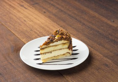 koyu ahşap adam ile Fındıklı kurabiye