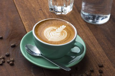 Resim sütlü kahve fincan köpük yapılan