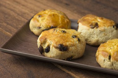 çörekler bisküvi ahşap zemin üzerine pişmiş