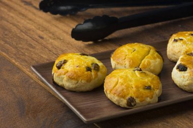 çörekler bisküvi ahşap zemin üzerine pişmiş