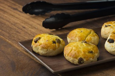 çörekler bisküvi ahşap zemin üzerine pişmiş