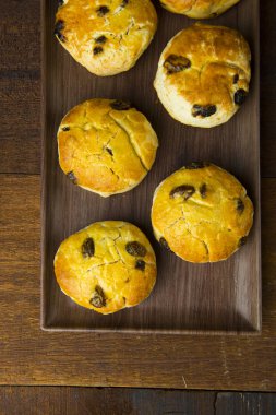 çörekler bisküvi ahşap zemin üzerine pişmiş