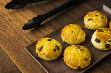 çörekler bisküvi ahşap zemin üzerine pişmiş