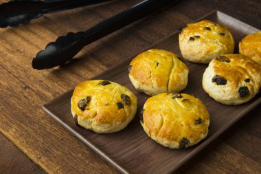 çörekler bisküvi ahşap zemin üzerine pişmiş