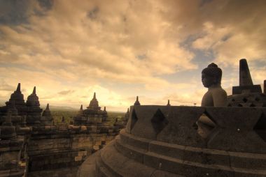 Borobudur, Java, Endonezya günbatımı sırasında çok ünlü Simgesel Yapı