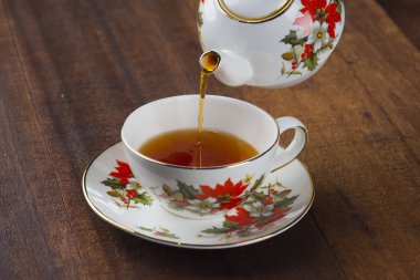 ahşap masa üzerinde kafede çay 