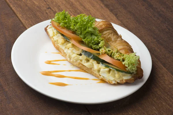 Сэндвич Яйцом Кофе Белой Тарелке — стоковое фото