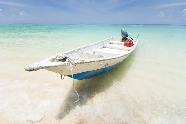 美丽的海滩与小船 停泊海岛在马来西亚 — 图库照片