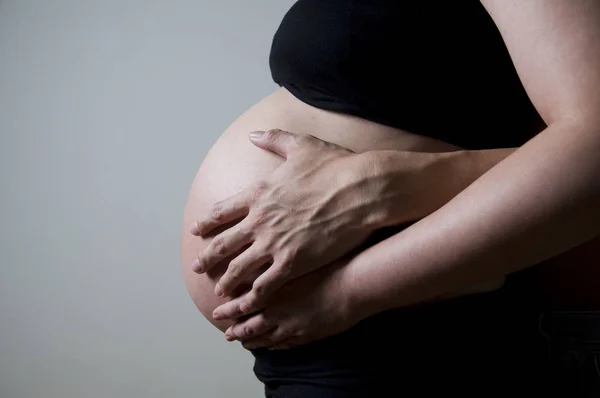 Беременная Азиатская Мать Руками Отца Держащего Желудок — стоковое фото